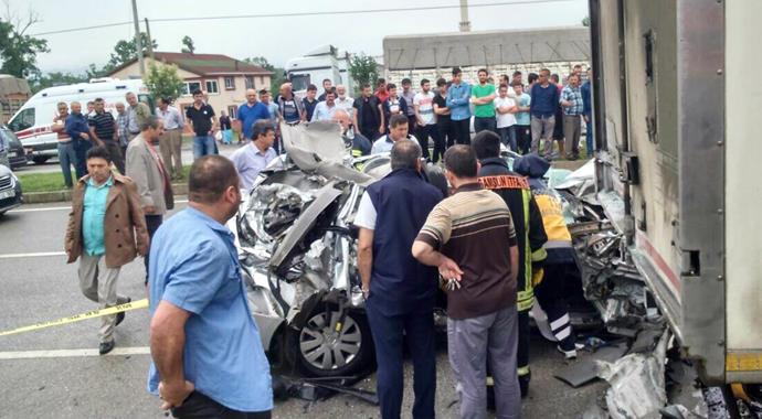 Otomobil park halindeki kamyona çarptı: 2 ölü