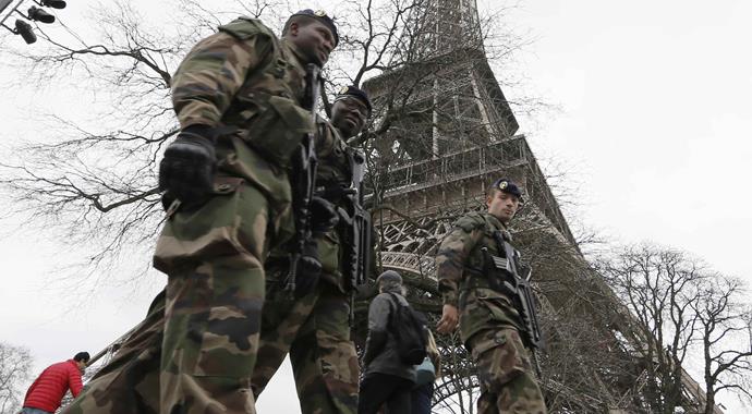 Paris'te büyük panik! Bin komando sokaklarda