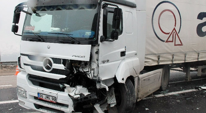 TIR ile otomobil çarpıştı: 1 ölü, 2 yaralı