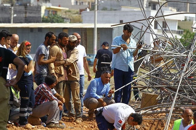 İzmir'de çevre yolu inşaatı çöktü! 3 işçinin cesedine ulaşıldı