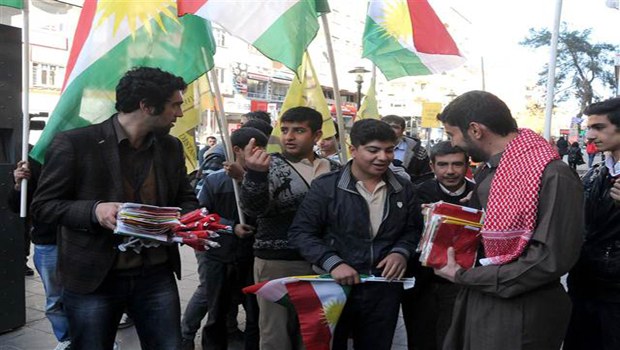 Diyarbakır caddelerinde Kürdistan bayrağı dağıttılar