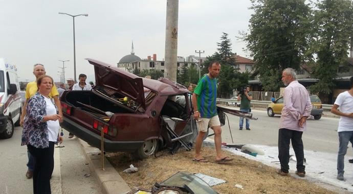 İkiye katlanan otomobilde can pazarı