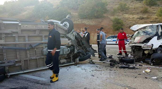 Elazığ'da 2 minibüs kafa kafaya çarpıştı: 1 ölü, 9 yaralı