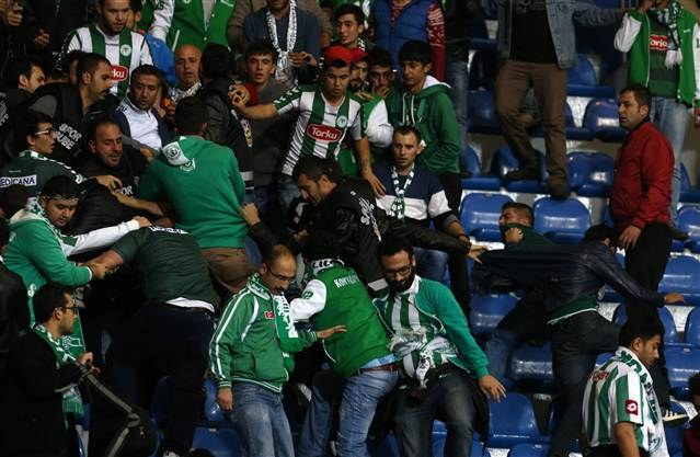 Kasımpaşa-Torku Konya maçında tribün kavgası