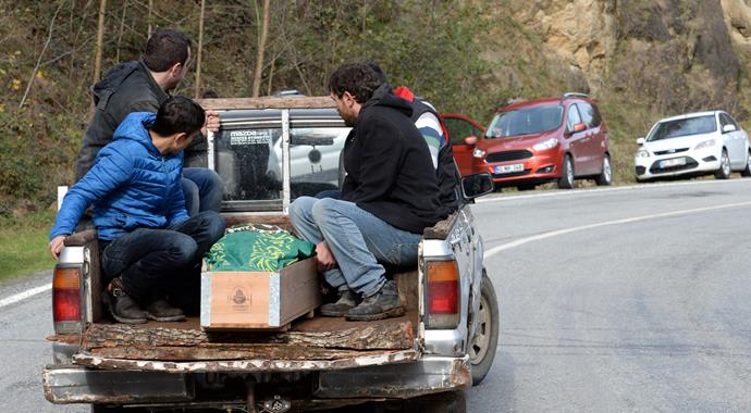 Yolu olmayan mahallede cenaze teleferikle taşındı