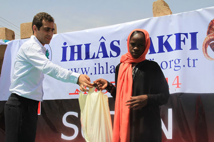 İhlas Vakfı 10 ülkede Müslümanların yüzünü güldürdü