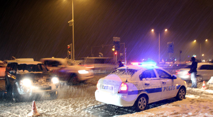 Van'da kar yağışı hayatı olumsuz etkiledi! Uçak seferleri iptal