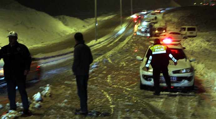 Van'da kar yağışı hayatı olumsuz etkiledi! Uçak seferleri iptal