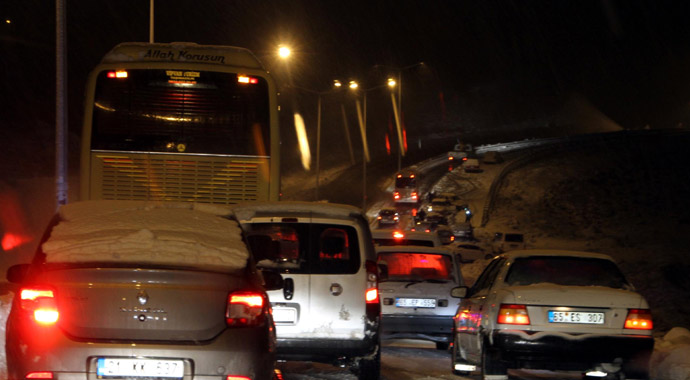 Van'da kar yağışı hayatı olumsuz etkiledi! Uçak seferleri iptal