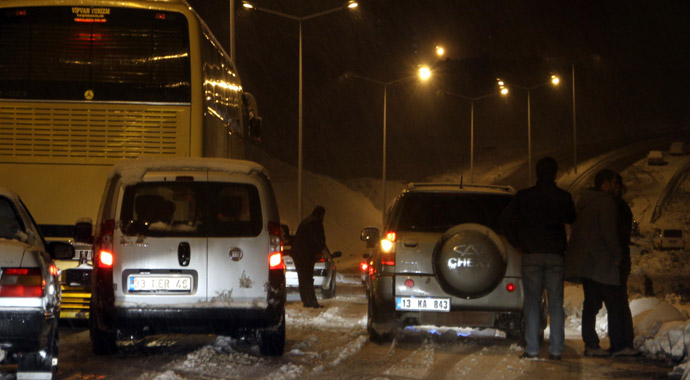 Van'da kar yağışı hayatı olumsuz etkiledi! Uçak seferleri iptal