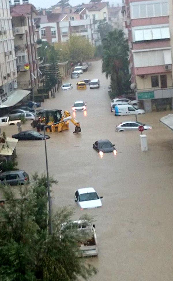 Antalya'da şiddetli yağmur!  8 saatte metrekareye 280 kilo...