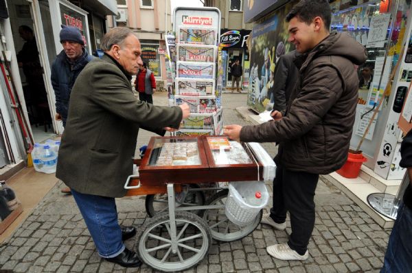 Yeşilçam'ın ünlü oyuncusu seyyar satıcılığıyla geçimini sağlıyor