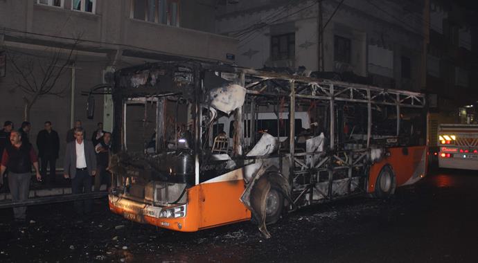 Gaziantep'te içi yolcu dolu otobüsü ateşe verdiler