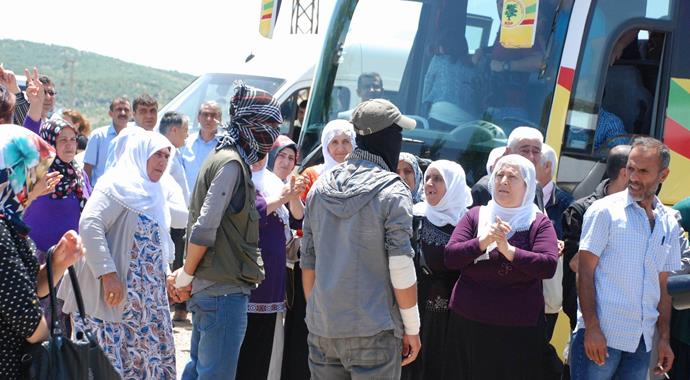 PKK'lılar HDP otobüsünü durdurup, örgüt propagandası yaptı