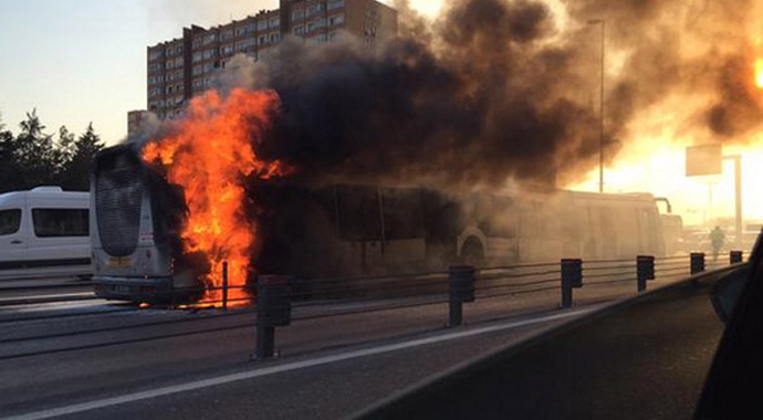 Metrobüs cayır cayır yandı! Seferler durdu...