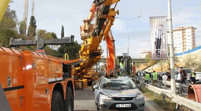 İstanbul'da vinç devrildi!