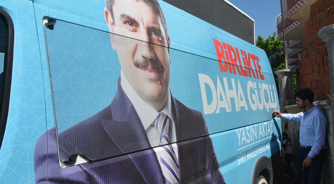 AK Partili Yasin Aktay'ın seçim minibüsüne saldırı