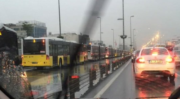 TIR metrobüs yoluna girdi