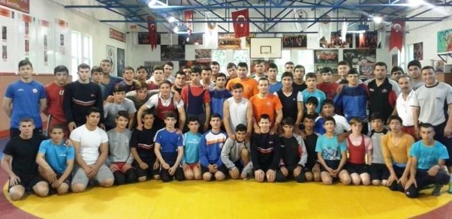 Minderi titreten genç güreşçiler Sarıyer'de toplanıyor