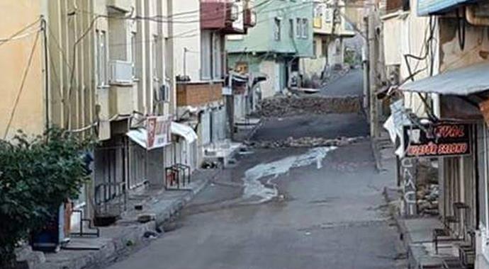 Silvan'da roket isabet eden binada yangın çıktı