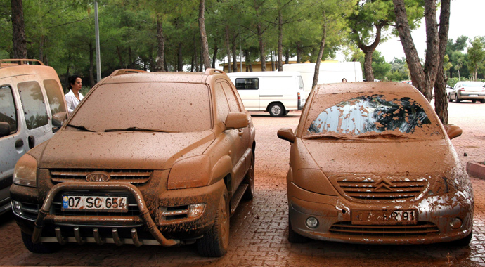 Antalya'da doğalgaz borusu patladı, arabalar çamur içinde kaldı