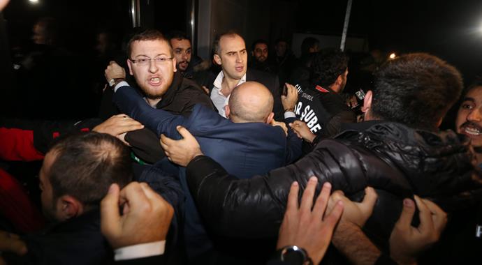 TT Arena'da skandal: Güvenlik görevlileri basına saldırdı!