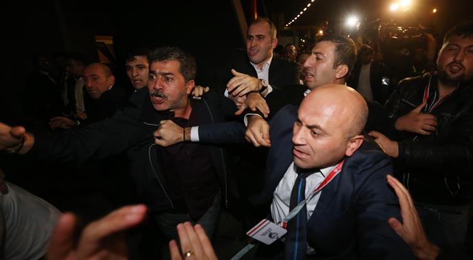 TT Arena'da skandal: Güvenlik görevlileri basına saldırdı!