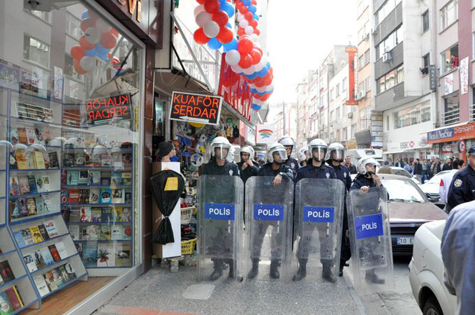 Balıkesir'de Kobani protestosunda HDP'liler ile vatandaşlar arasında arbede