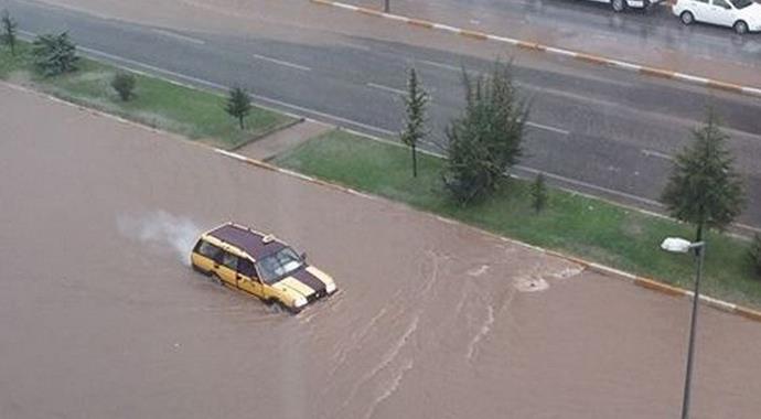 Sel şehirler arası yolu kapattı
