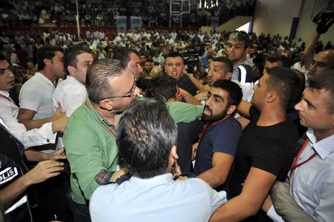 CHP Antalya kongresinde kavga çıktı, polis çağrıldı