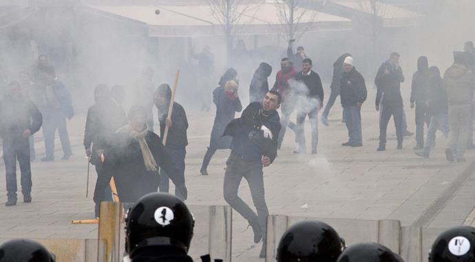 Kosova karıştı: 52'si polis 110 yaralı