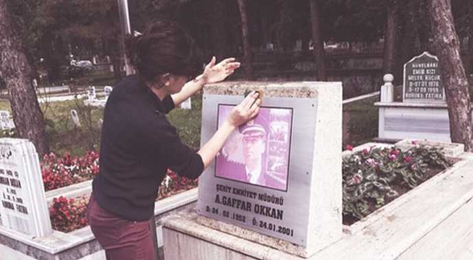 Gonca Vuslateri, Gaffar Okkan'ın mezarını ziyaret etti