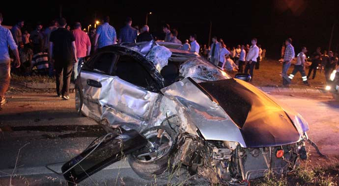Otomobille çarpışan midibüs takla attı, işçiler yola savruldu
