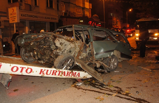 İkiye bölünen arabadan sağ çıktılar!