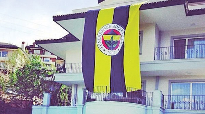 Yanal bayrak astı bile...