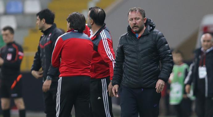 Sergen çıldırdı, hakemin üzerine yürüdü