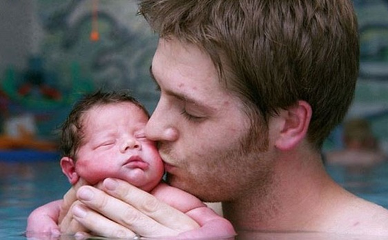 Doğar doğmaz yüzme dersi!