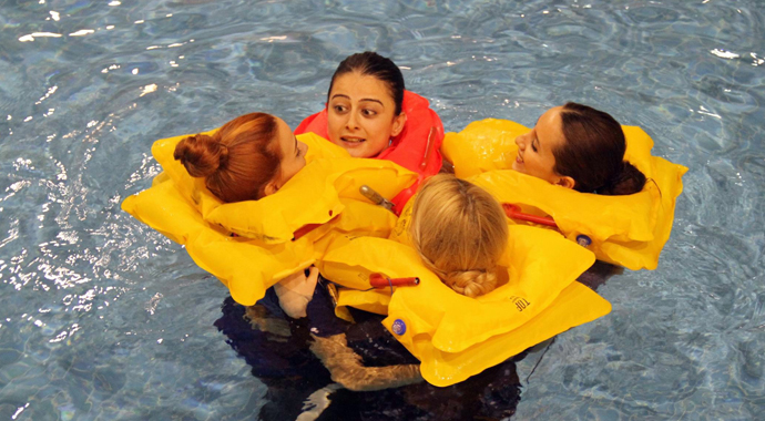 Hostes adaylarına zorlu eğitim