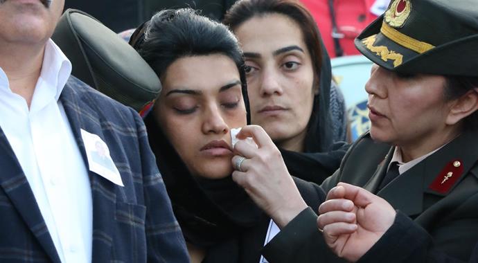 Şehidin eşi böyle seslendi: 'Aşkım çık oradan!'