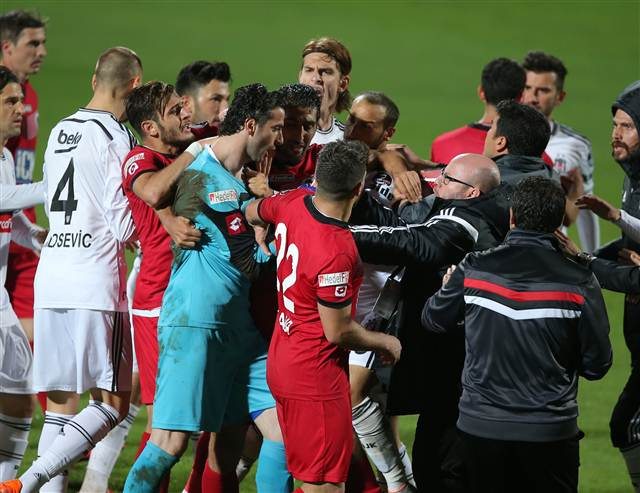 Maç bitti saha karıştı