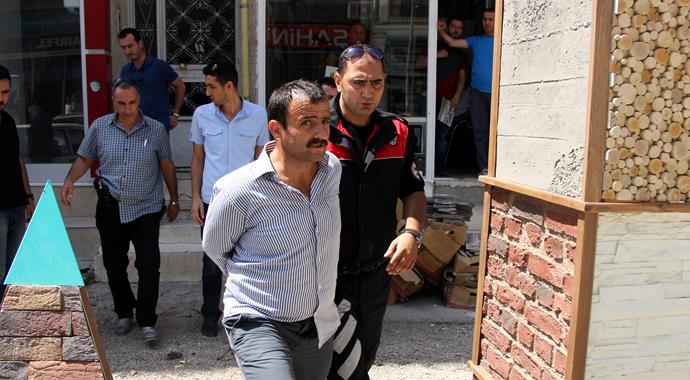 Bankaya girmeye çalışan kara çarşaflı 2 erkek şüpheli yakalandı