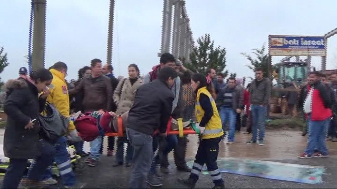 Uşak'ta işçileri taşıyan minibüs devrildi, 17 yarlı var