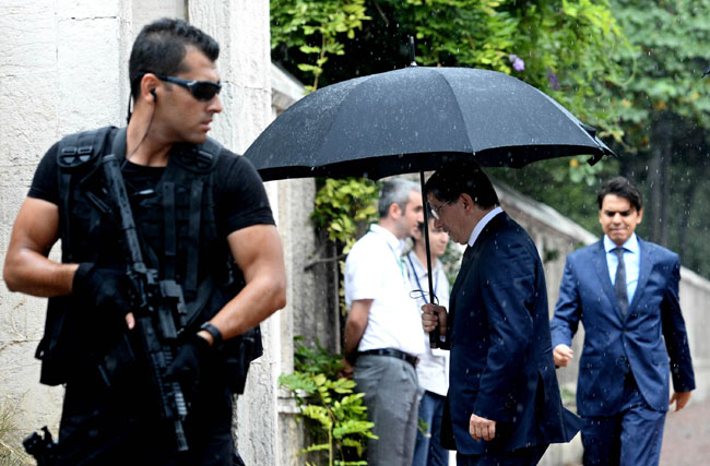 Davutoğlu üç mezarı ziyaret etti