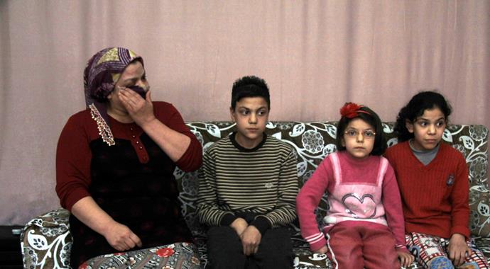 Kıyafetleri olmadığı için okula gidemediler