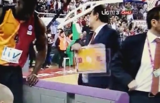 Küfür yağdı, Ergin Ataman çıldırdı