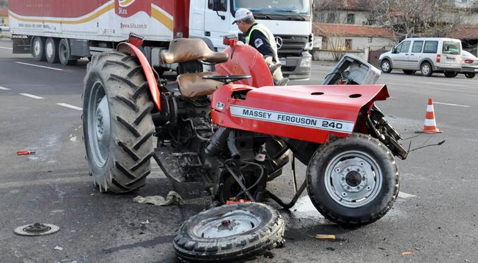 Traktör ile otomobil kafa kafaya çarpıştı: 4 yaralı