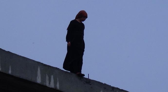 Bebeğini görünce intihardan vazgeçti