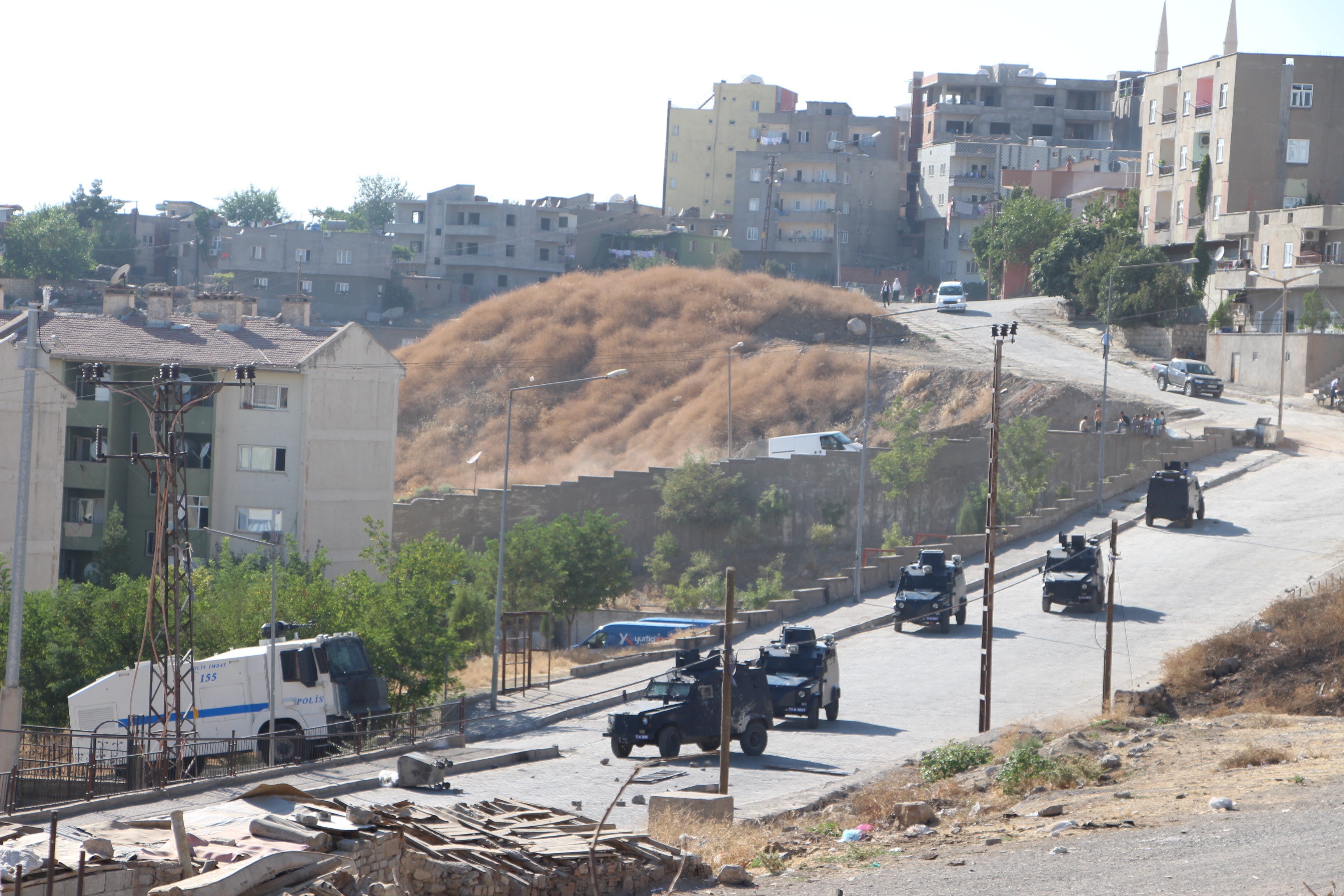 Şırnak'ta yol kesen gruba polis müdahalesi
