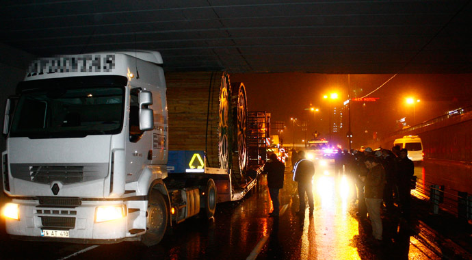 Alt geçide sıkışan TIR zor çıkartıldı