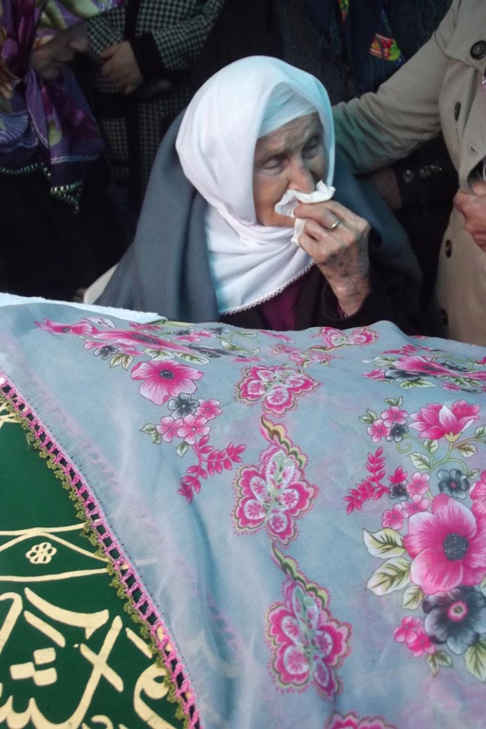 105 yaşındaki Hanife Nine'yi 90 yaşındaki oğlu gözyaşlarıyla uğurladı
